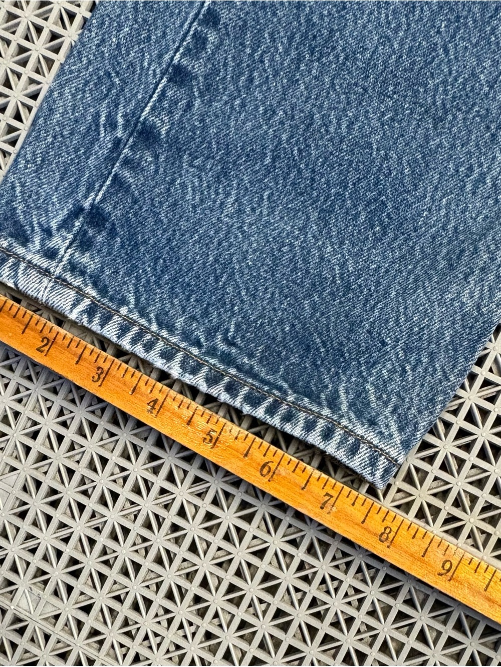 Vintage Levi’s 501 Medium Wash Button-Fly Blue Jeans - Y2K - Picture 10 of 12